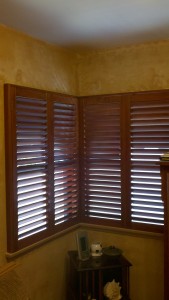 Corner wood shutters with clearview tilt rod